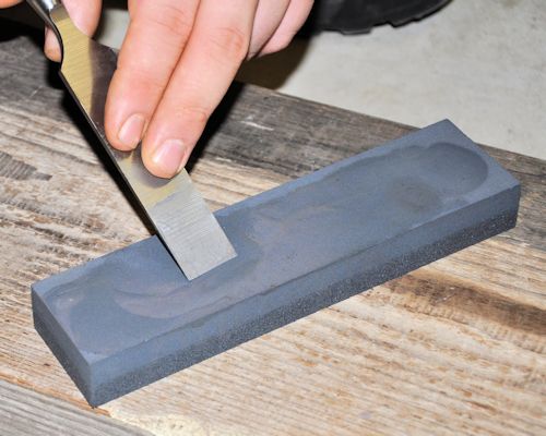 https://www.kbcabinetmaking.com.au/unit14_hand_and_power_tools/section1_types_of_tools/images/lesson7_sharpening_cutting_edges_2.jpg